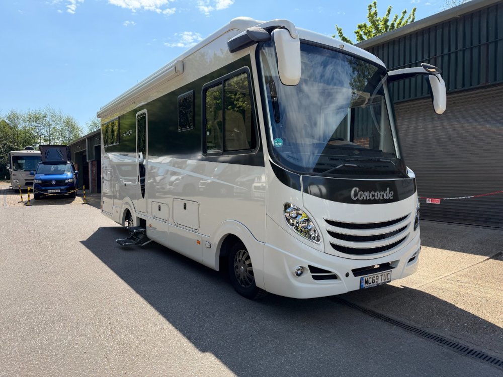 White Concorde Carver 791 RL