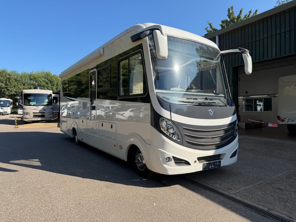 White Concorde Charisma 850L