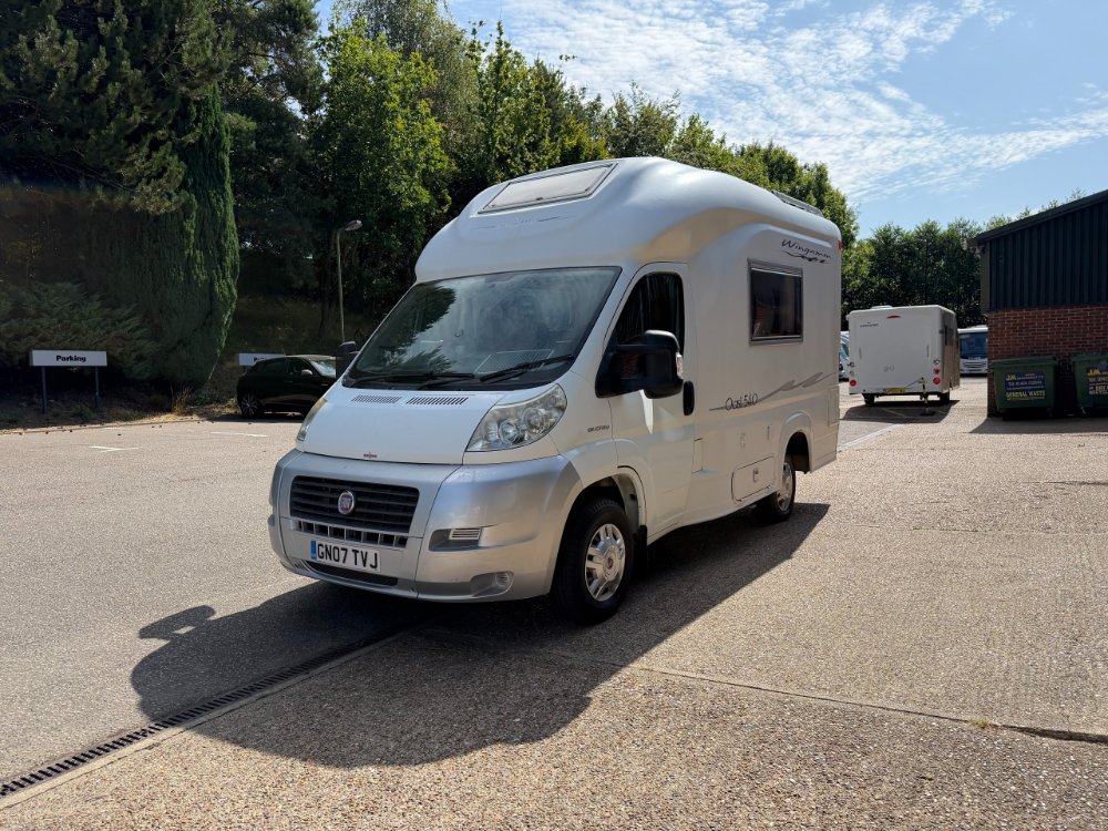 White 2007 Wingamm Oasi 540 in Hailsham