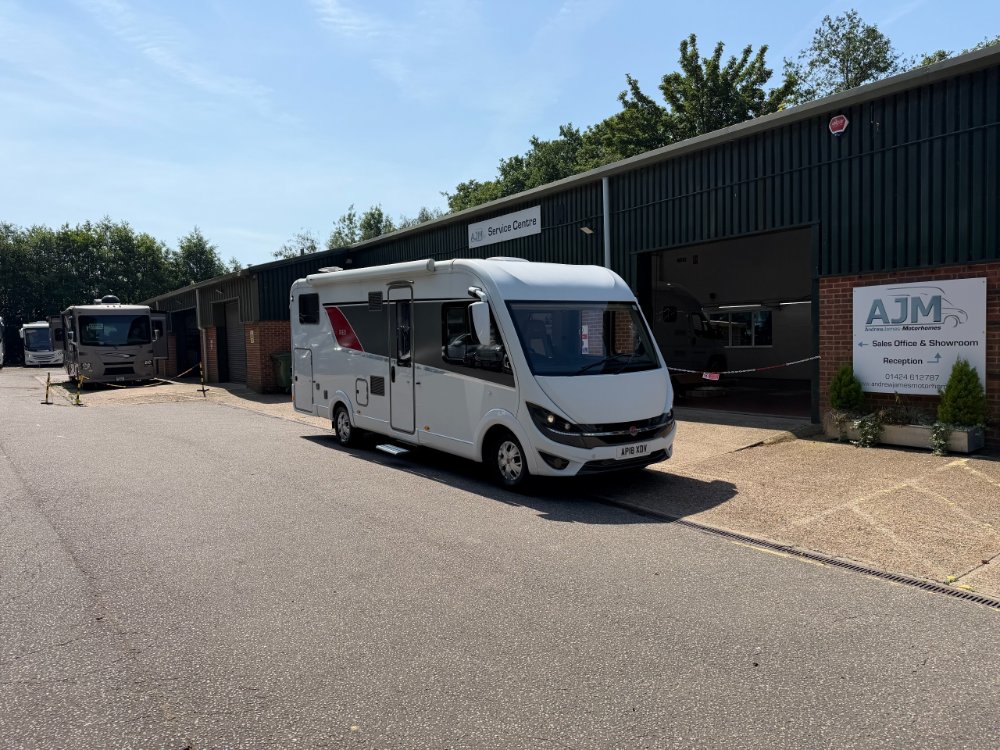 White Burstner Ixeo i-728G